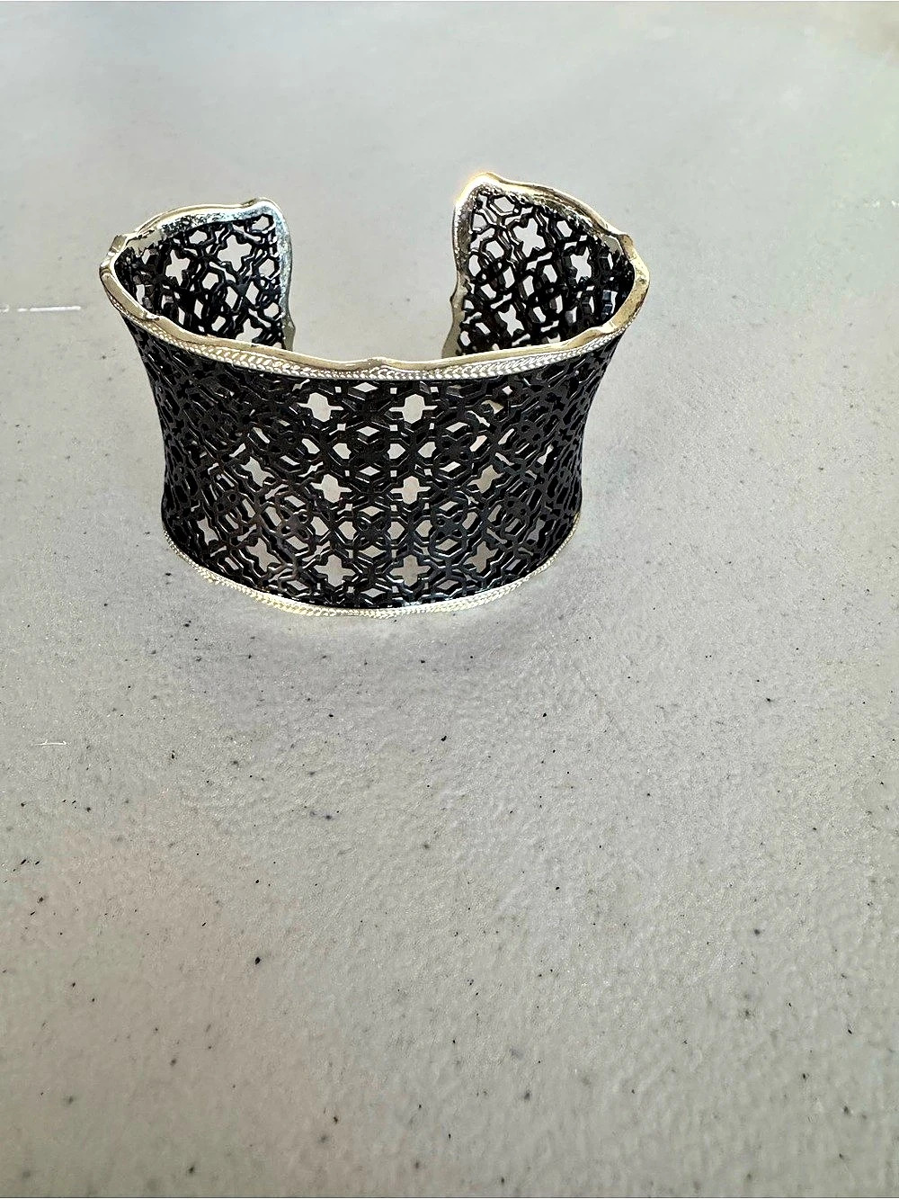 Kendra Scott Mixed Metal Candice Cuff
Bracelet - Silver Filigree with Gold Trim